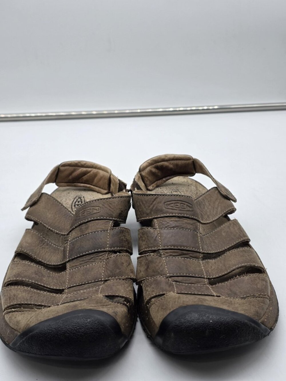 Keen Sandals Shoes Mens Size 10.5 Brown Leather Fisherman Hook Loop Damage - Picture 3 of 13